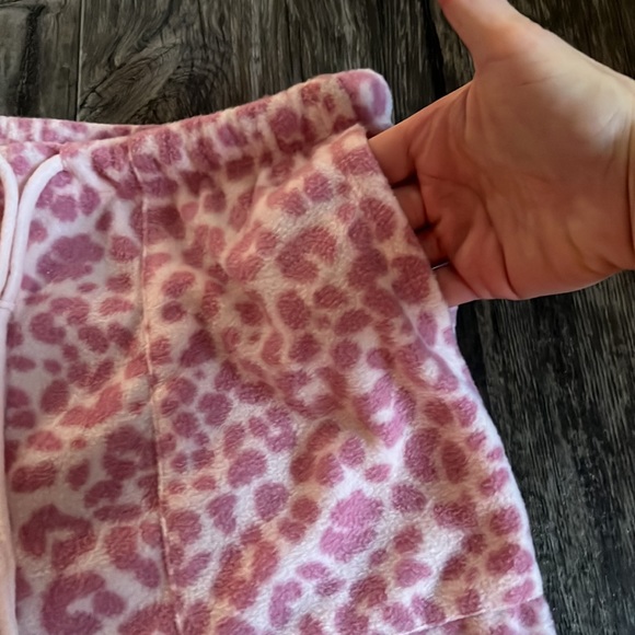 Pink Leopard Print Soft Fleece 2 Pc Pyjama Set - Picture 5 of 7